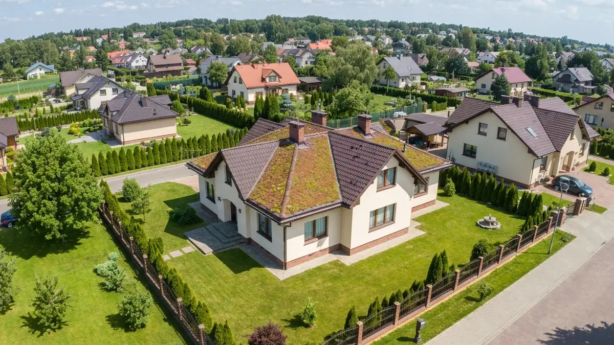 Dach zielony ekstensywny na domu jednorodzinnym w Polsce — widok z lotu ptaka latem