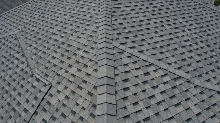 Gont bitumiczny laminowany na dachu skośnym — widok z bliska na ułożone rzędy gontu z granulatem mineralnym