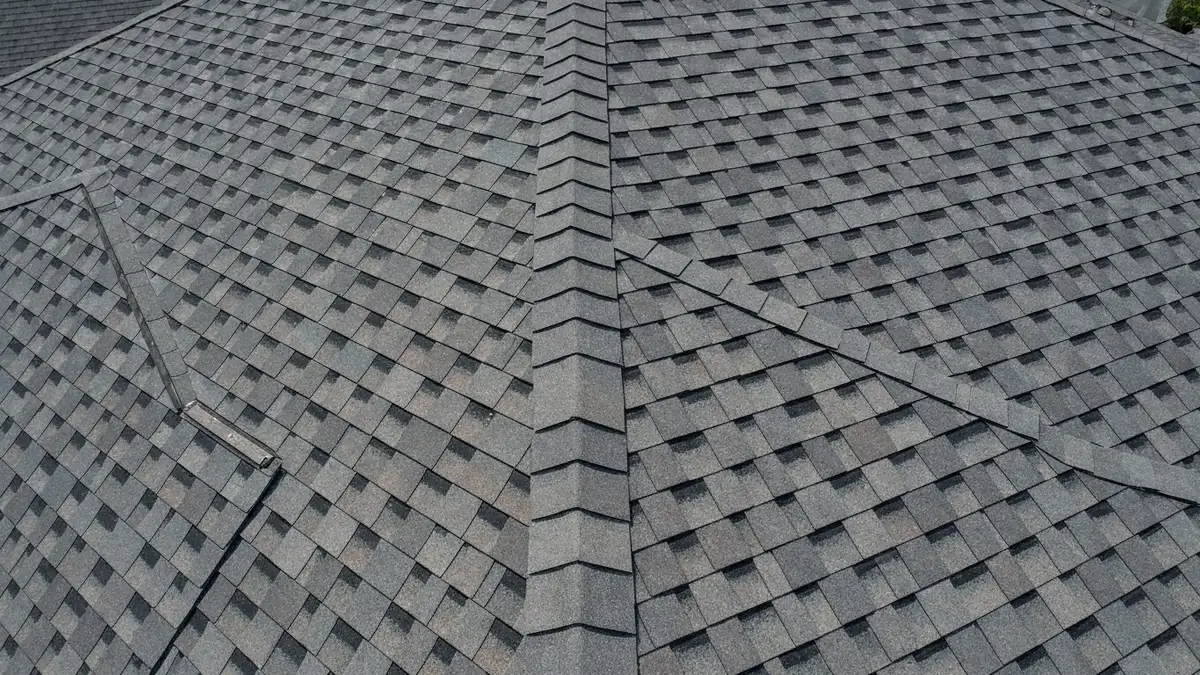 Gont bitumiczny laminowany na dachu skośnym — widok z bliska na ułożone rzędy gontu z granulatem mineralnym