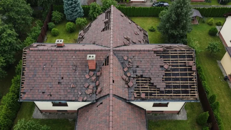 Uszkodzony dach po burzy z widocznym śladem gradobicia — dokumentacja szkody do polisy ubezpieczeniowej