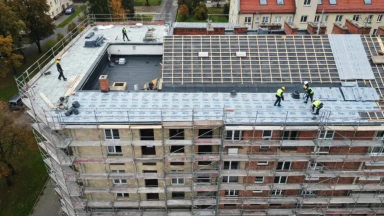 Remont dachu kamienicy miejskiej - rusztowanie i wymiana pokrycia dachowego
